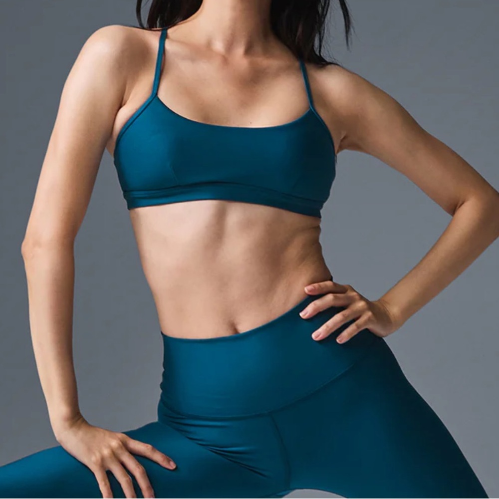 Alo Yoga AIRLIFT INTRIGUE BRA in Midnight Green